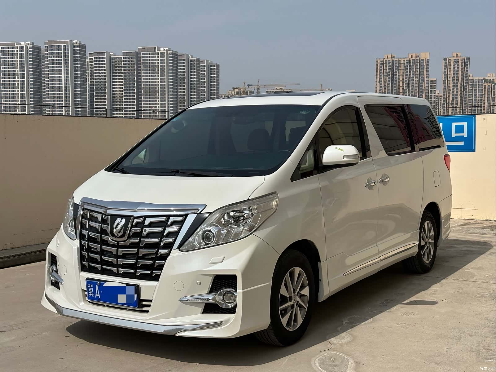 Toyota Alphard, 2014 1