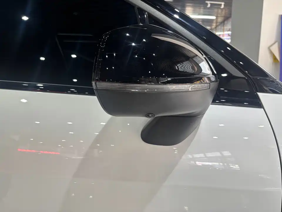 Lynk & Co 06