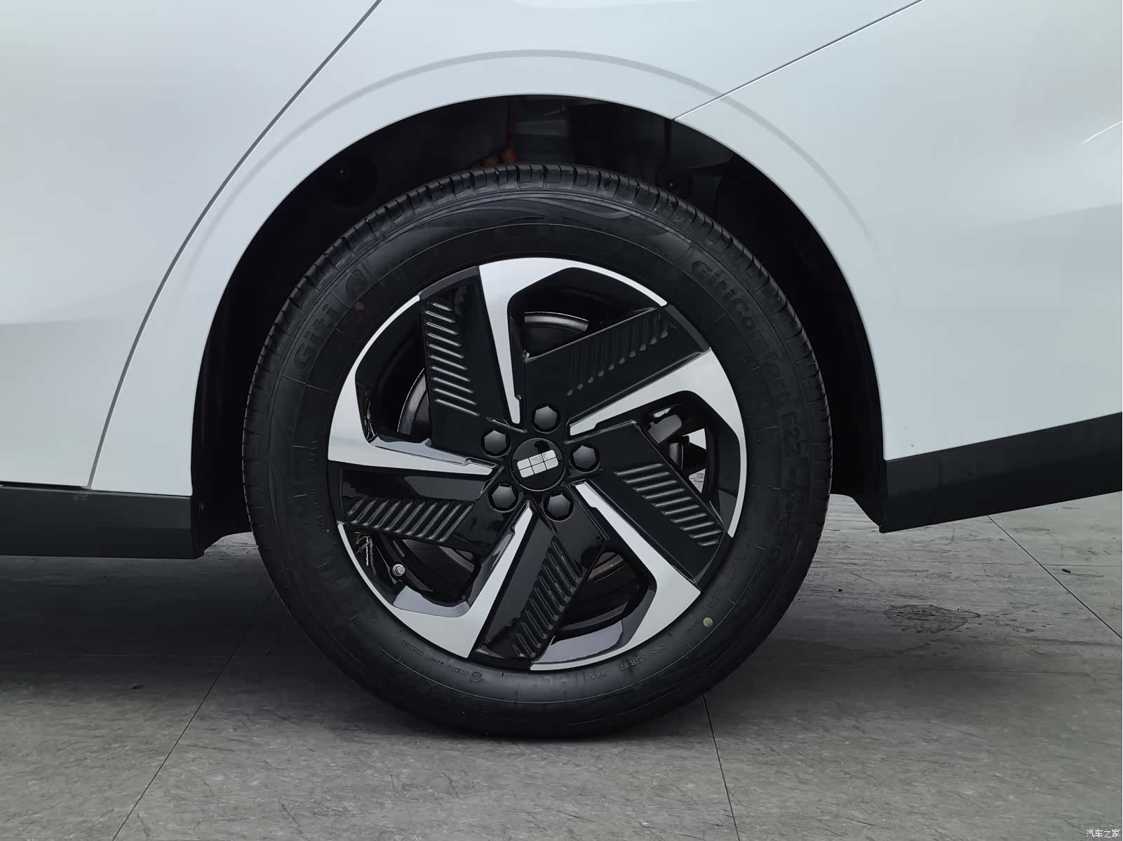 Geely Galaxy L6, 2024 13