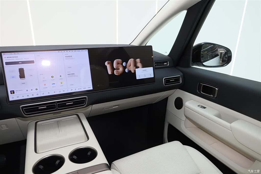 Li Auto MEGA, 2025 24