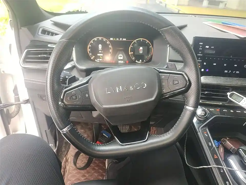 Lynk & Co 06