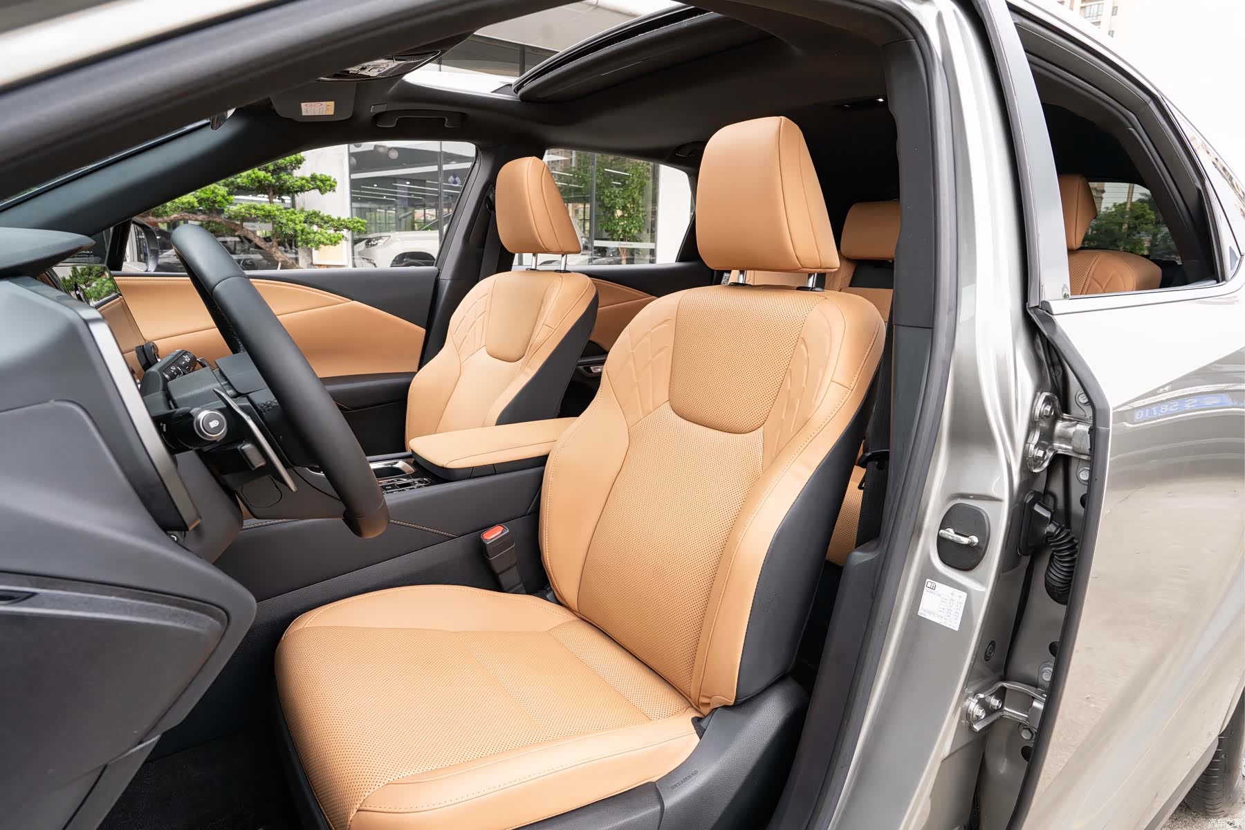 Lexus RX, 2025 11