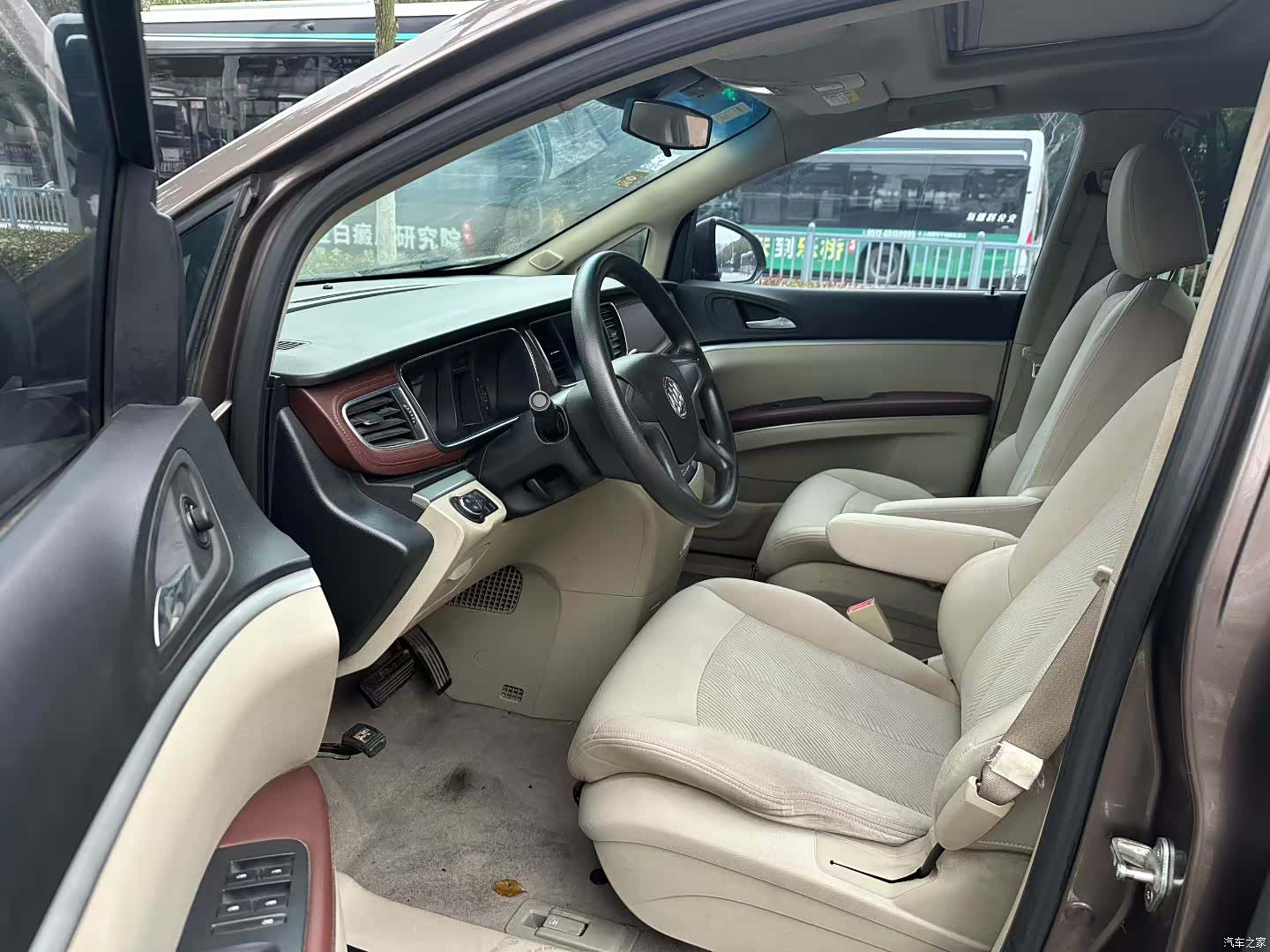 Buick GL8, 2013 4