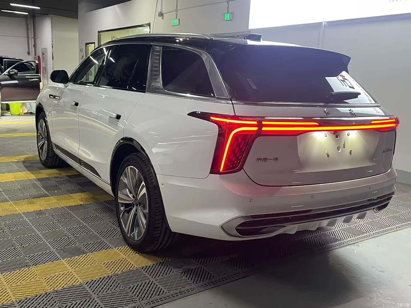 Hongqi E-HS9, 2021 3