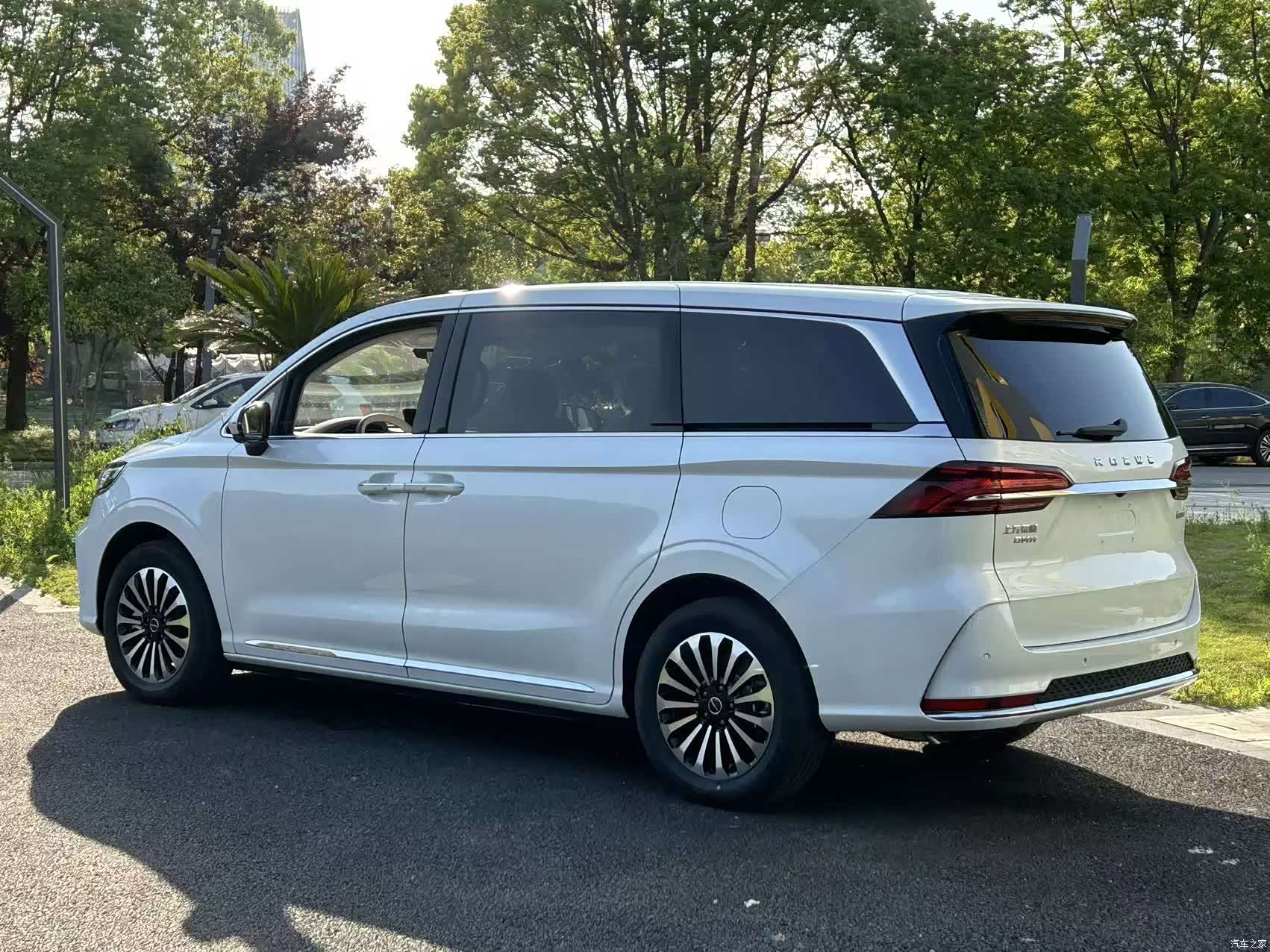 Roewe iMAX8, 2025 17