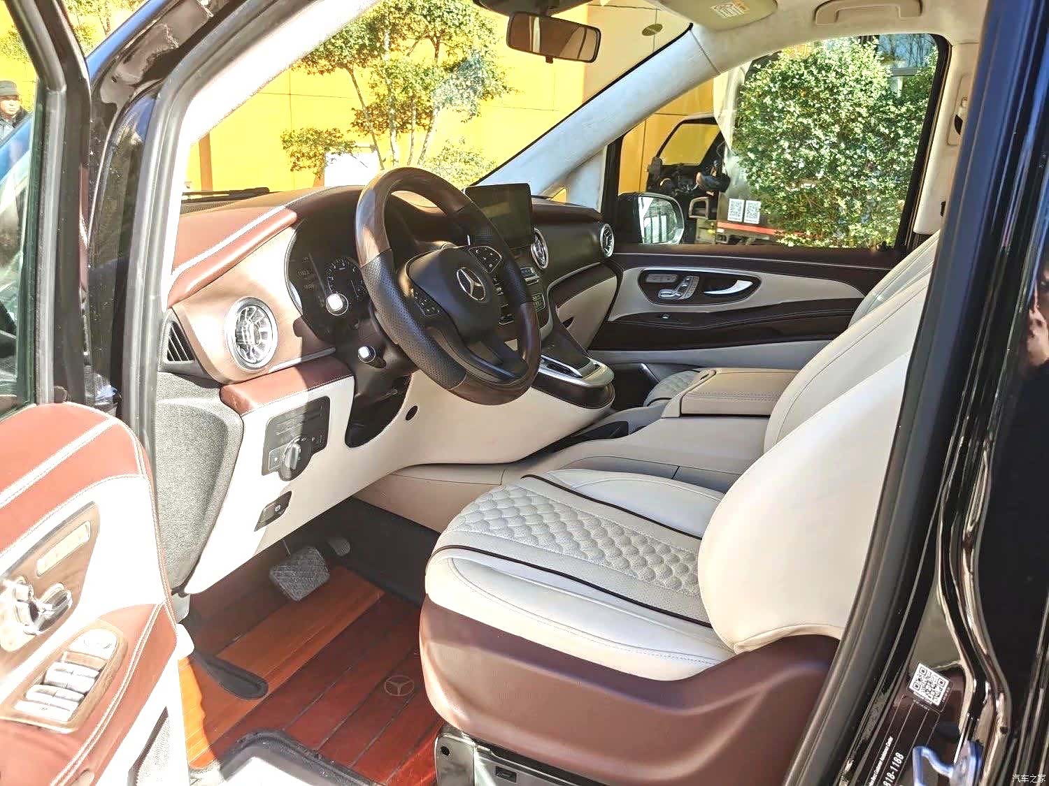Mercedes-Benz 7, 2023 8