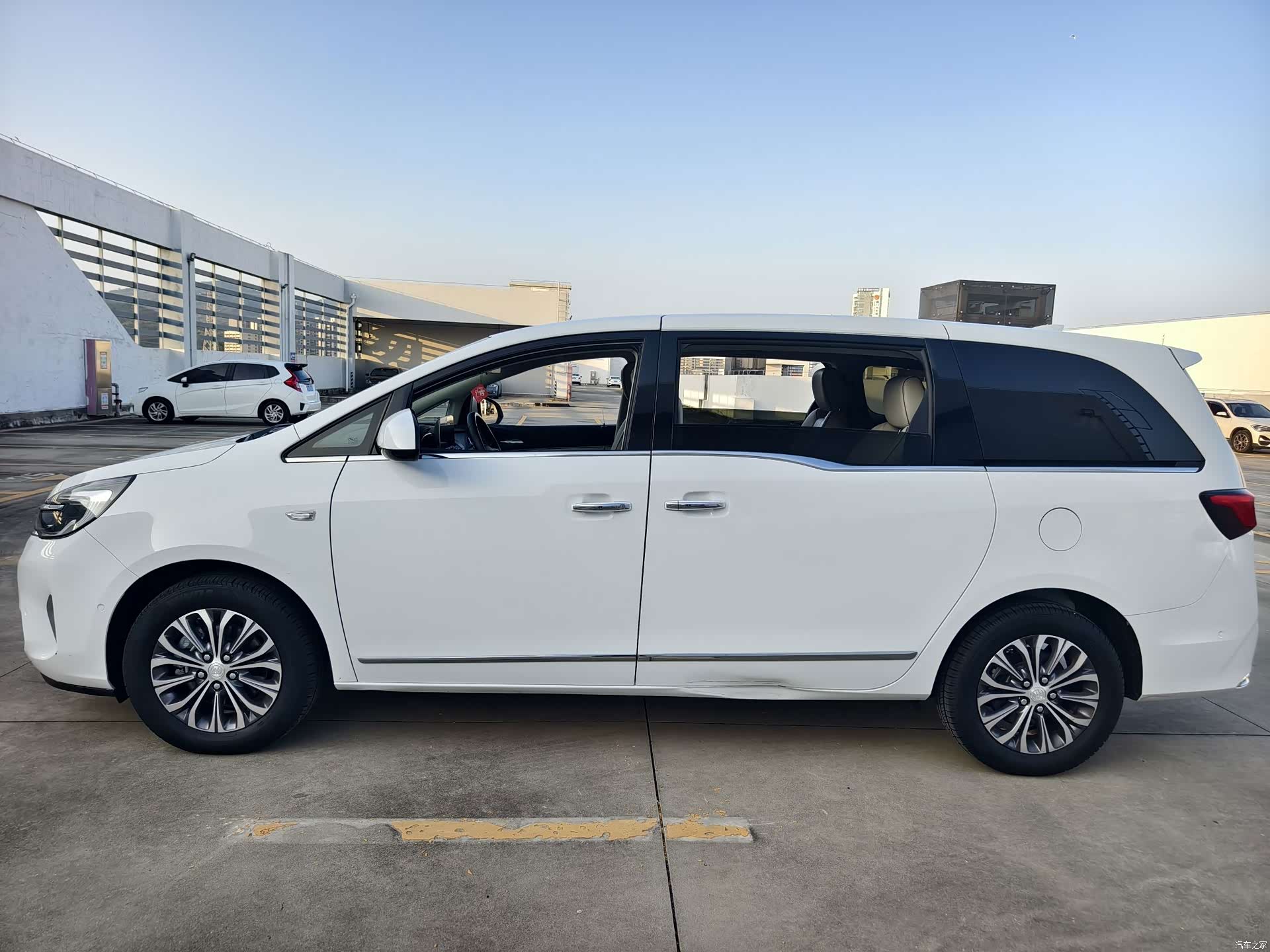 Buick GL8, 2021 3