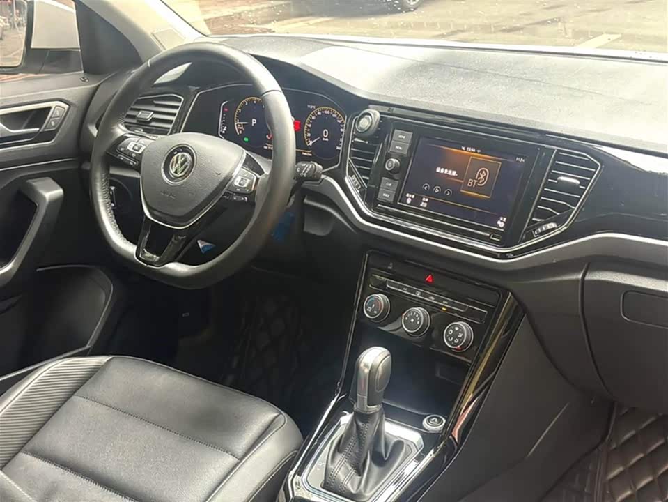 Volkswagen T-ROC exploring Songs
