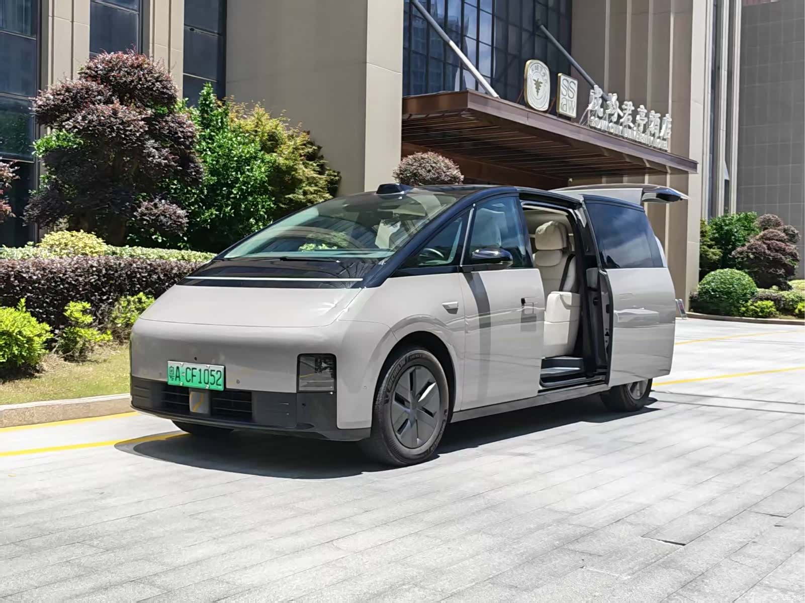 Li Auto MEGA, 2024 1