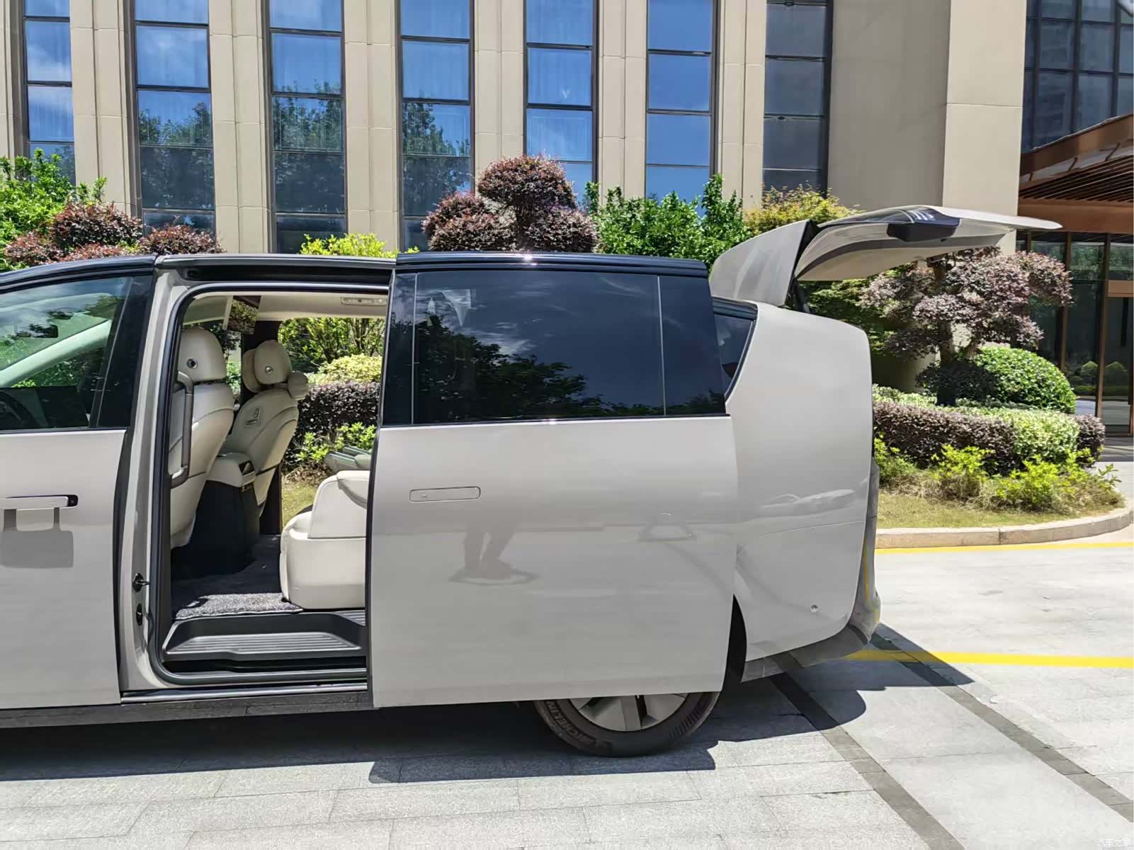 Li Auto MEGA, 2024 6