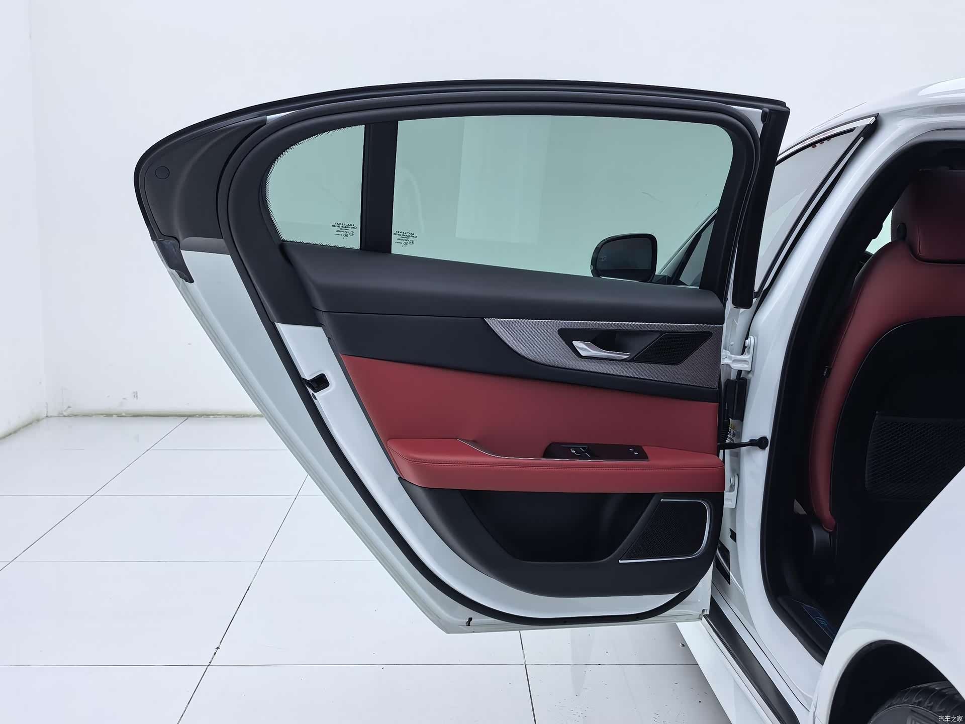 Land Rover XEL, 2022 9