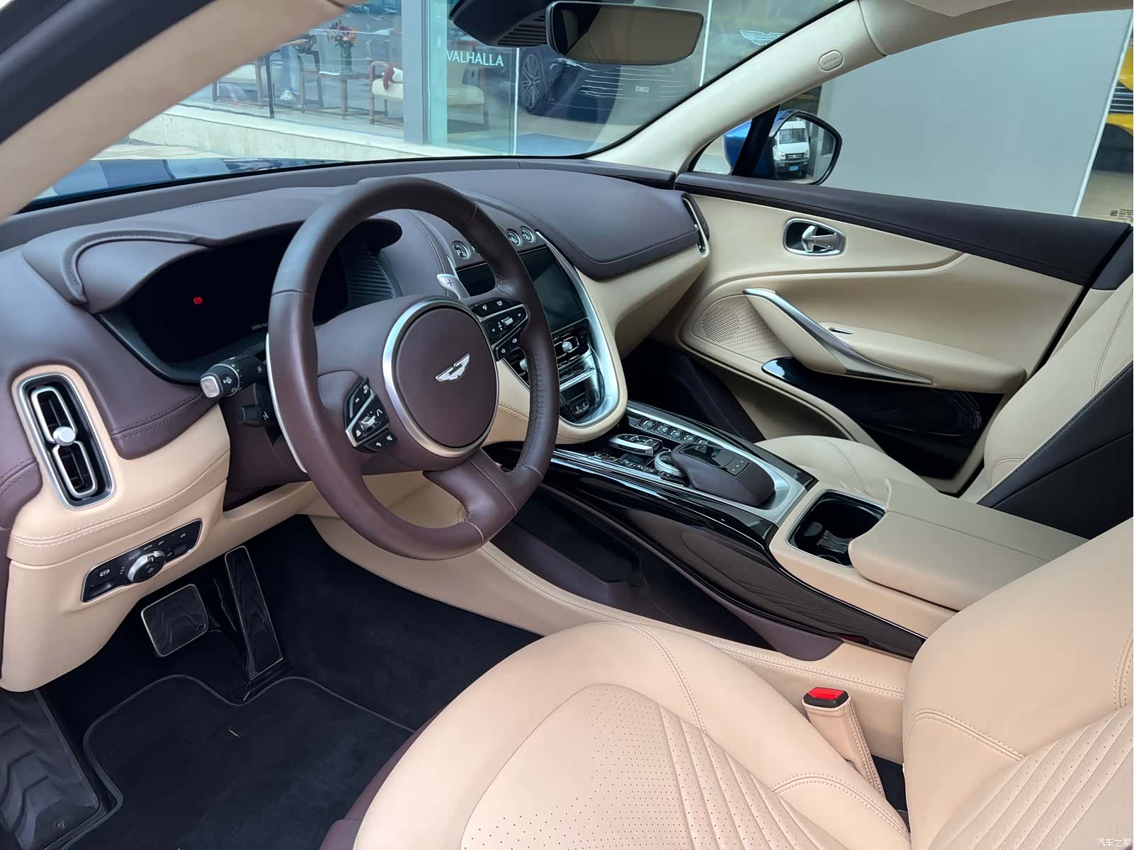 Aston Martin DBX, 2025 9