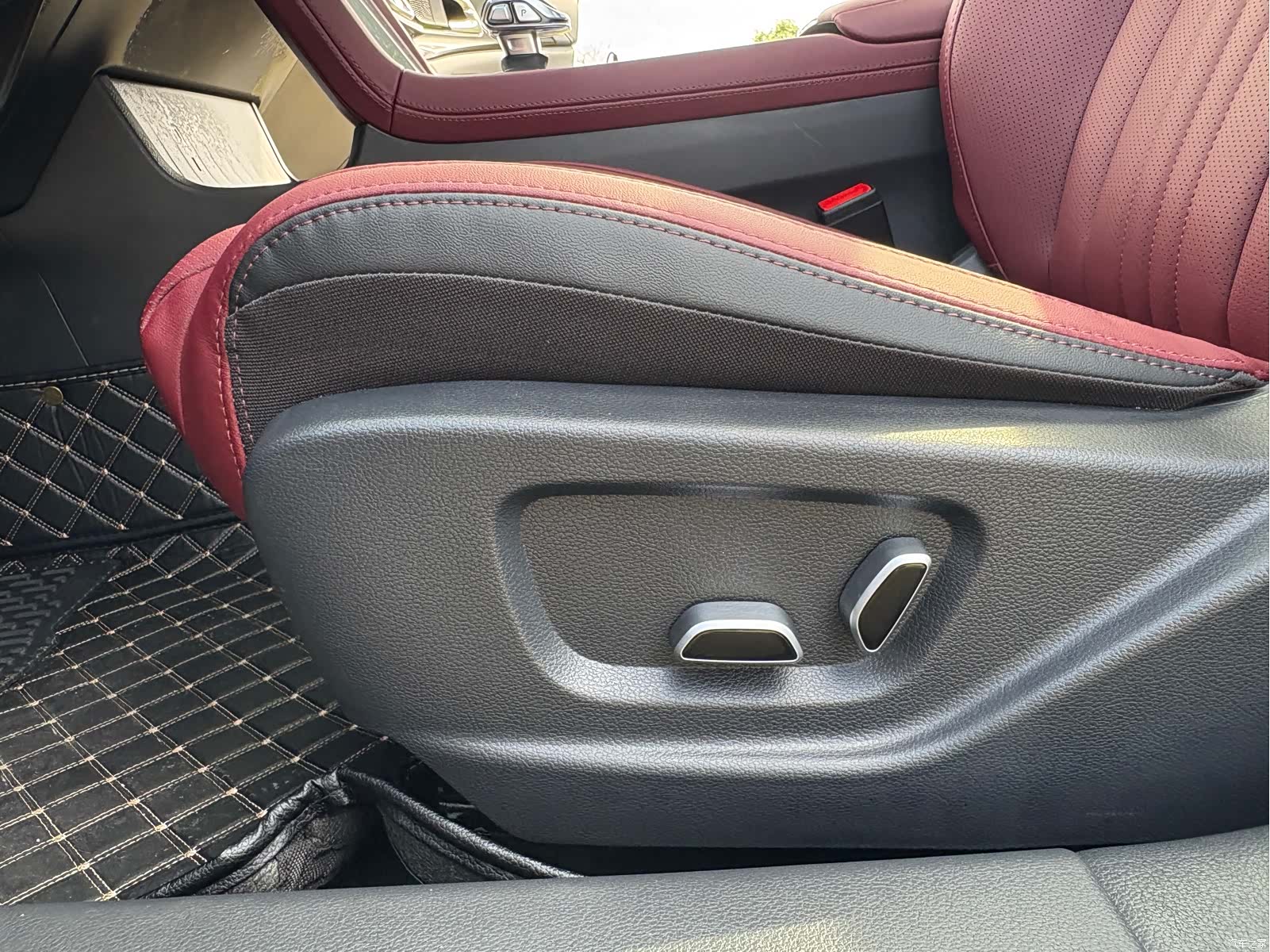 Hongqi H5, 2025 18