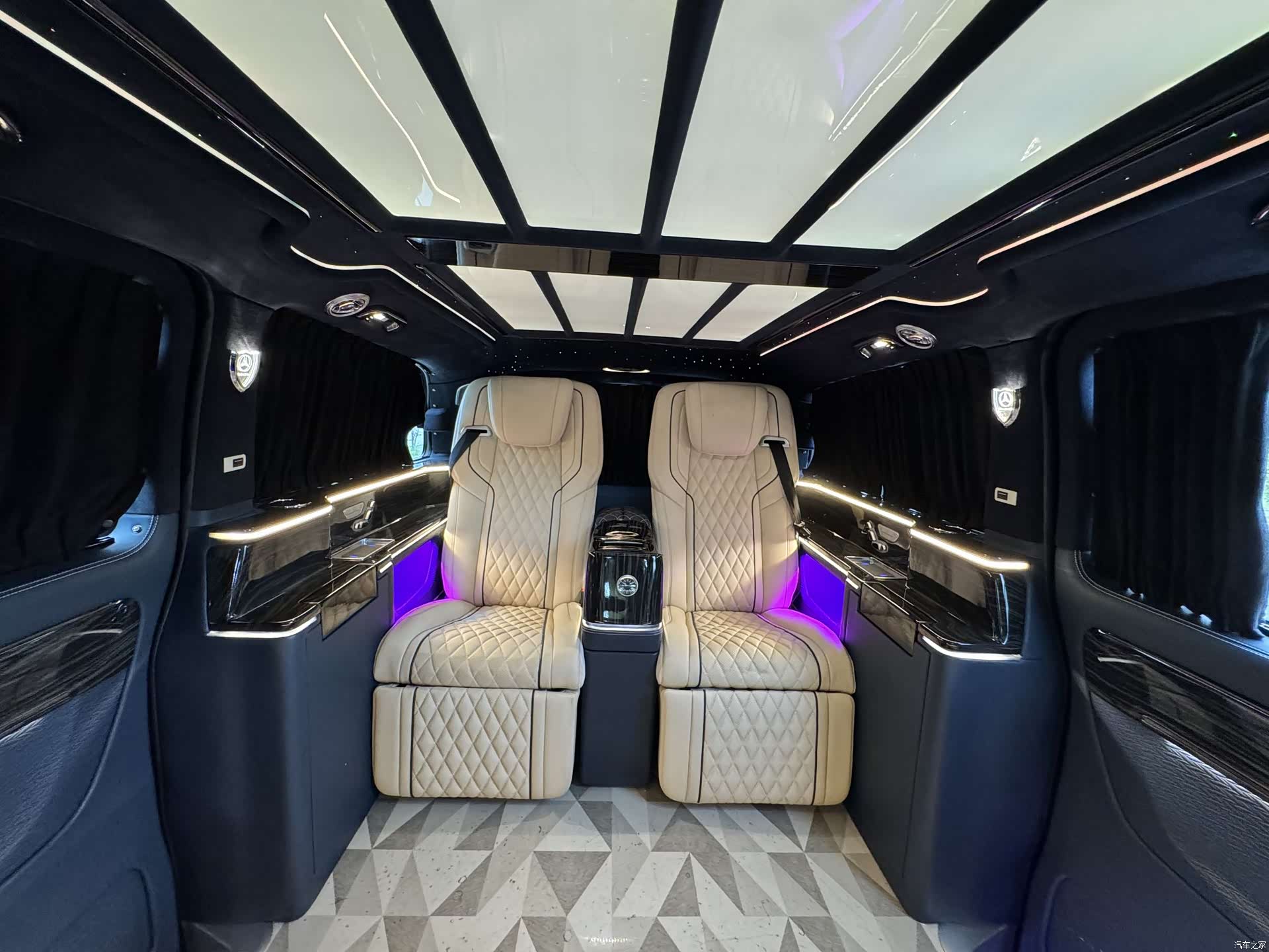 Mercedes-Benz 7, 2021 13