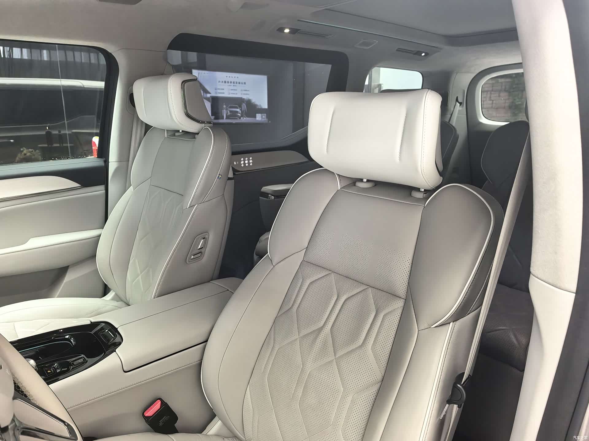 Volvo EM90, 2024 6