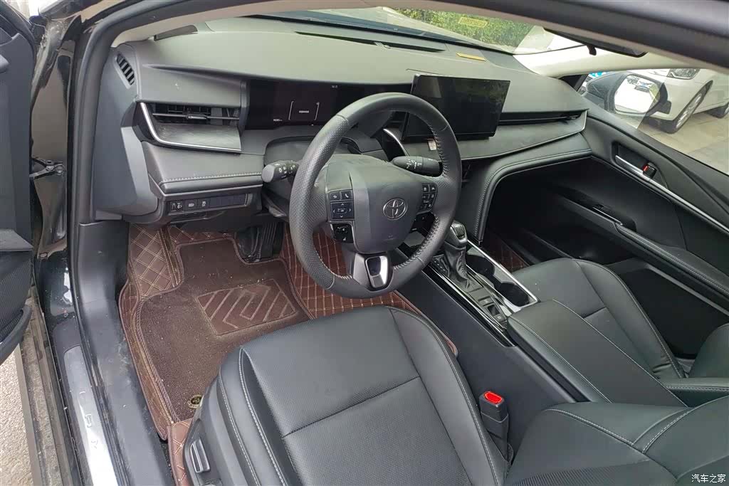 Toyota Camry, 2025 12