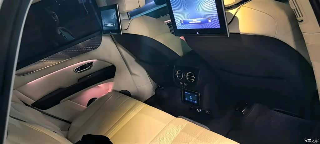 Bentley Bentayga, 2024 14