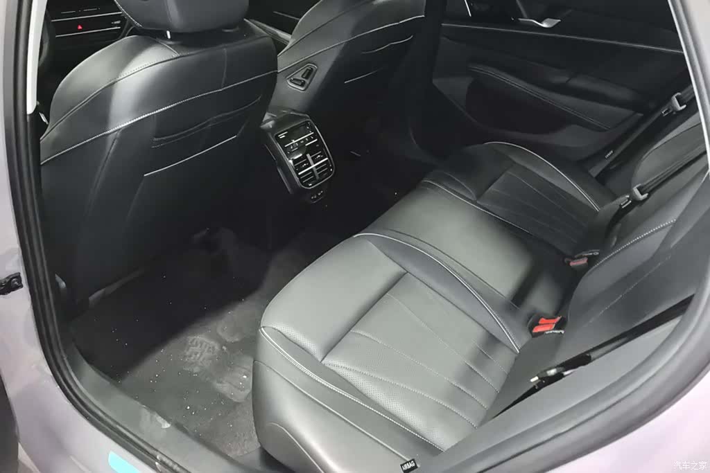 Volkswagen Passat, 2024 11