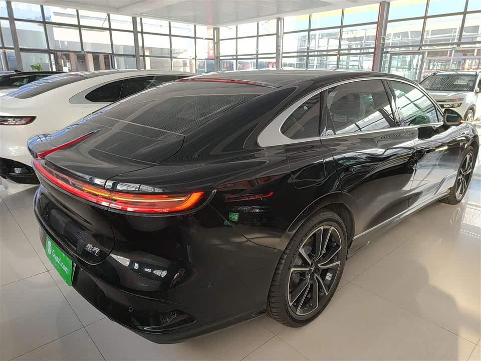 VOYAH Lantu chasing light