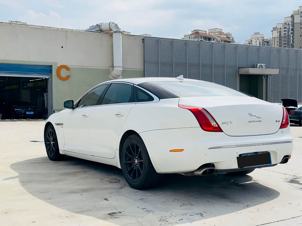 Jaguar XJ