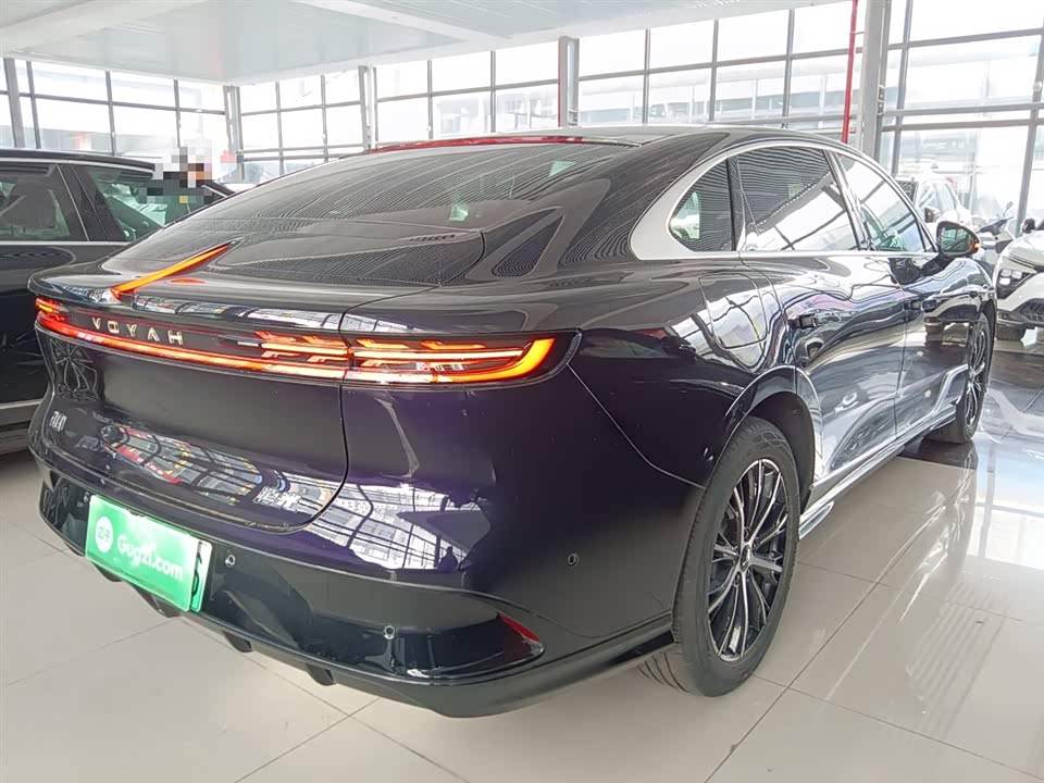 VOYAH Lantu chasing light