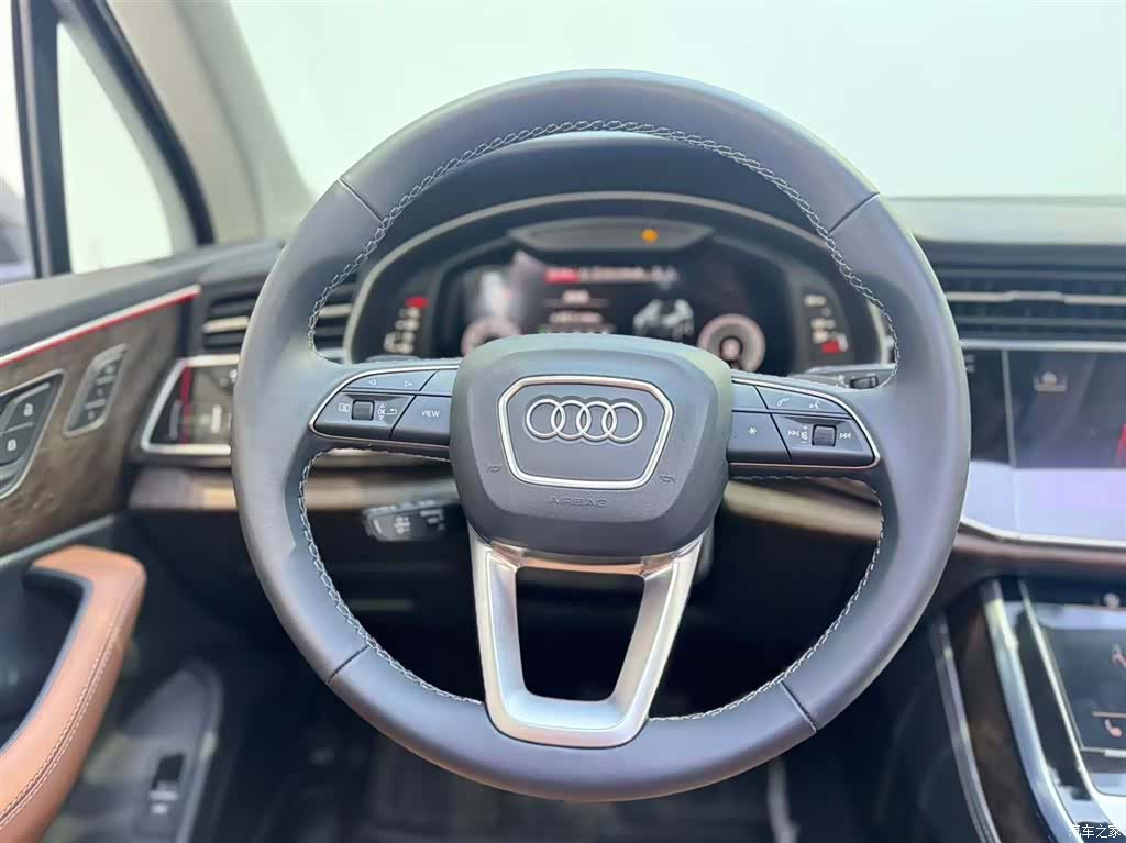 Audi Q7, 2025 10