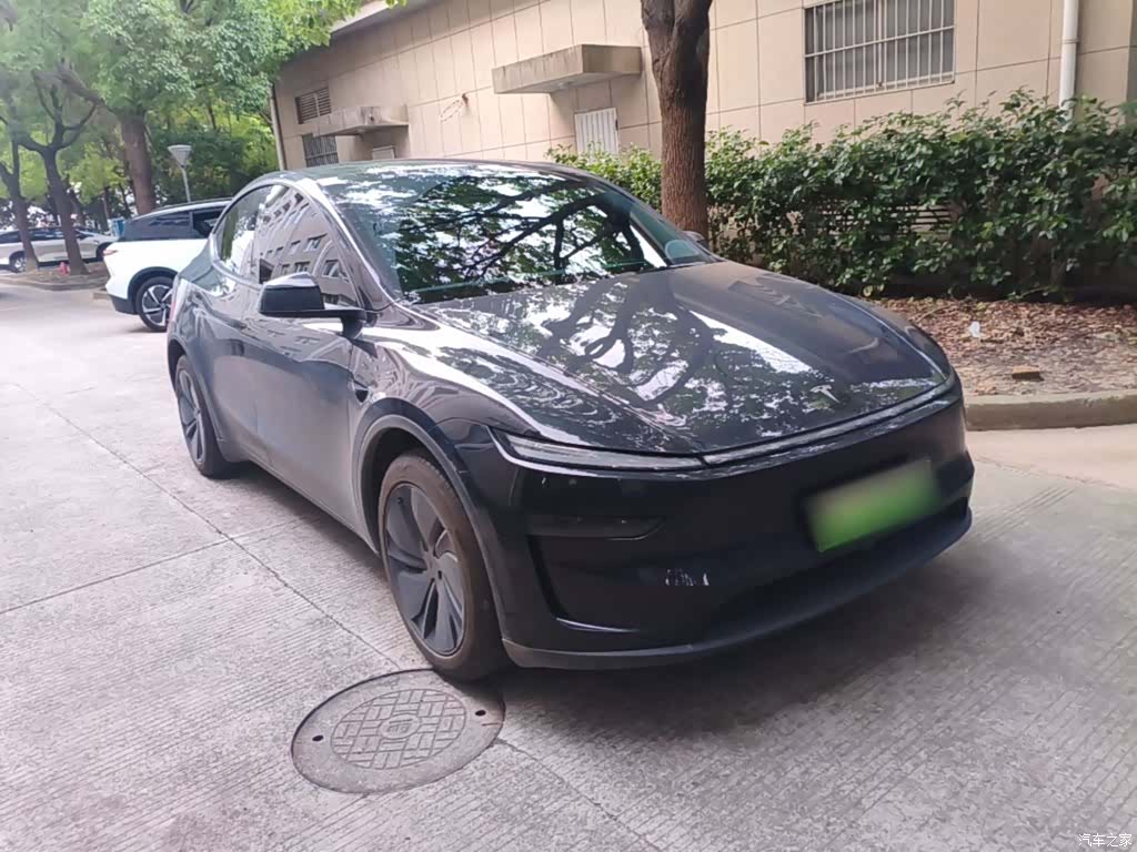 Tesla Model Y, 2025 4