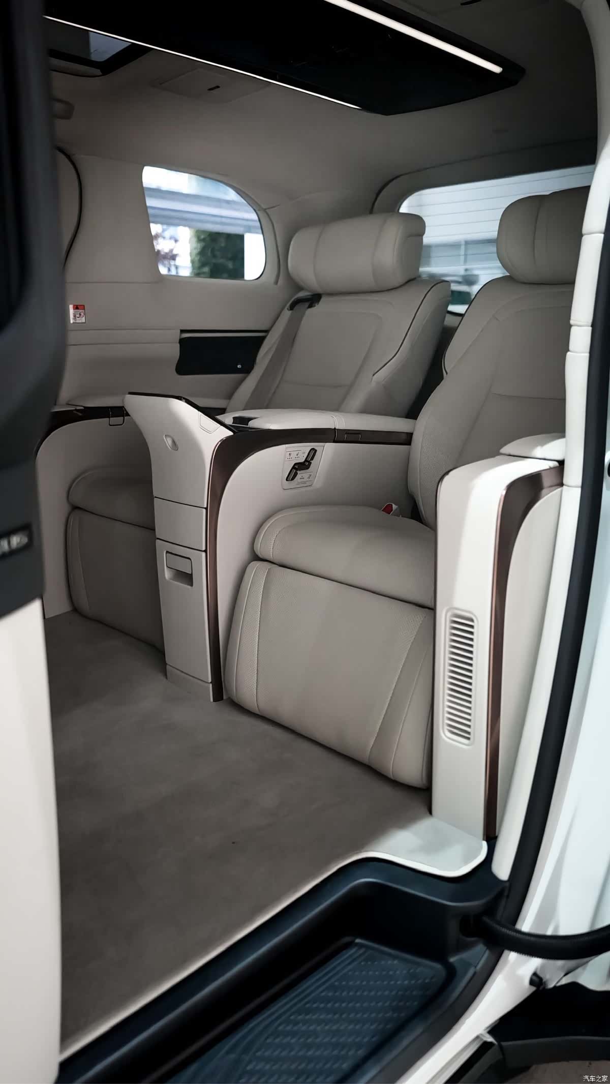 Lexus LM, 2026 9
