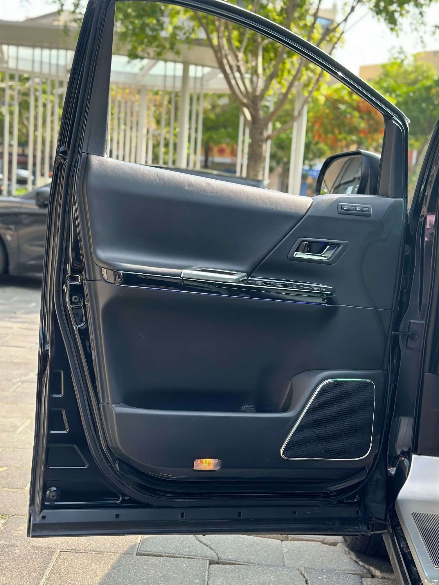 Toyota Alphard, 2011 13