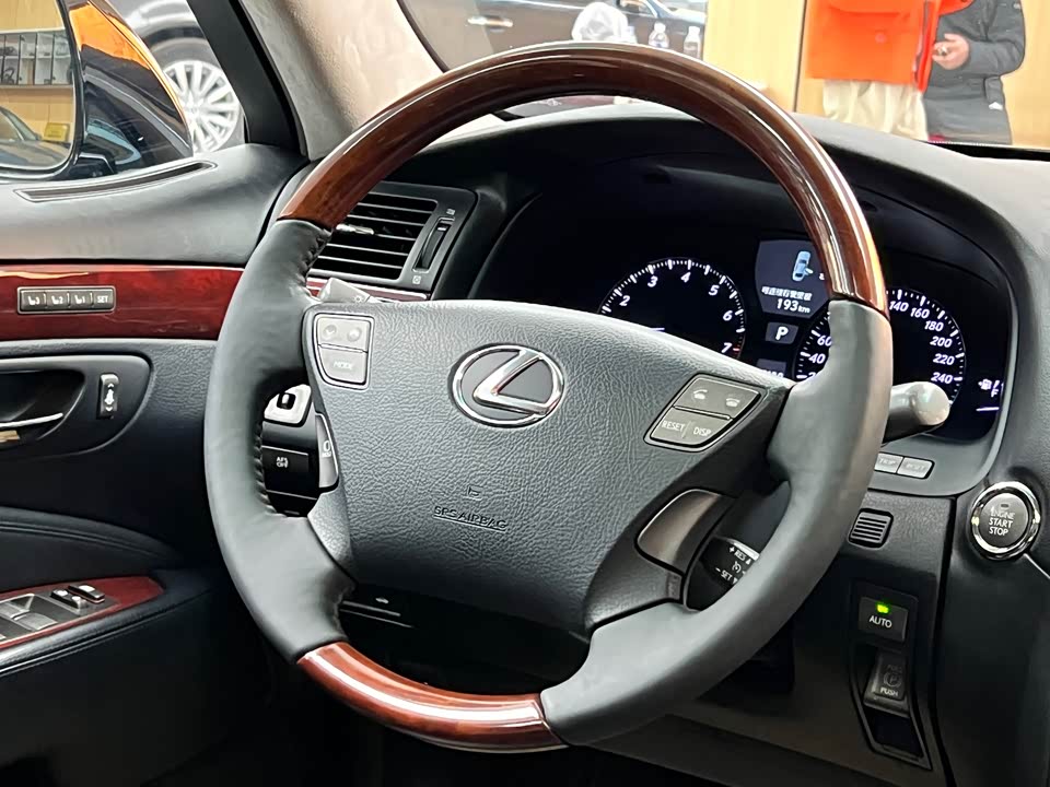 Lexus LS