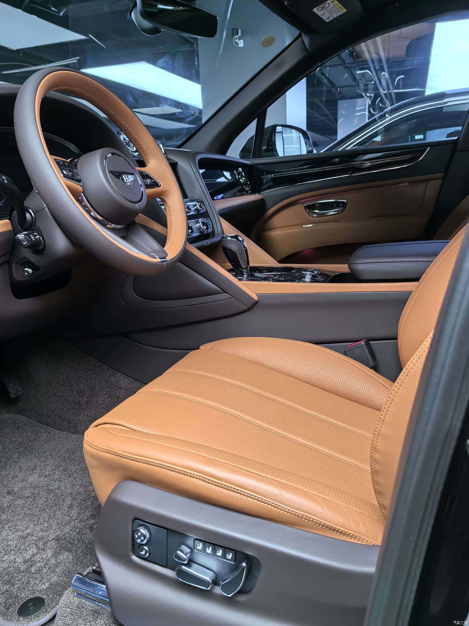 Bentley Bentayga, 2024 4