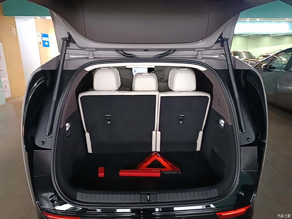 Li Auto MEGA, 2024 19