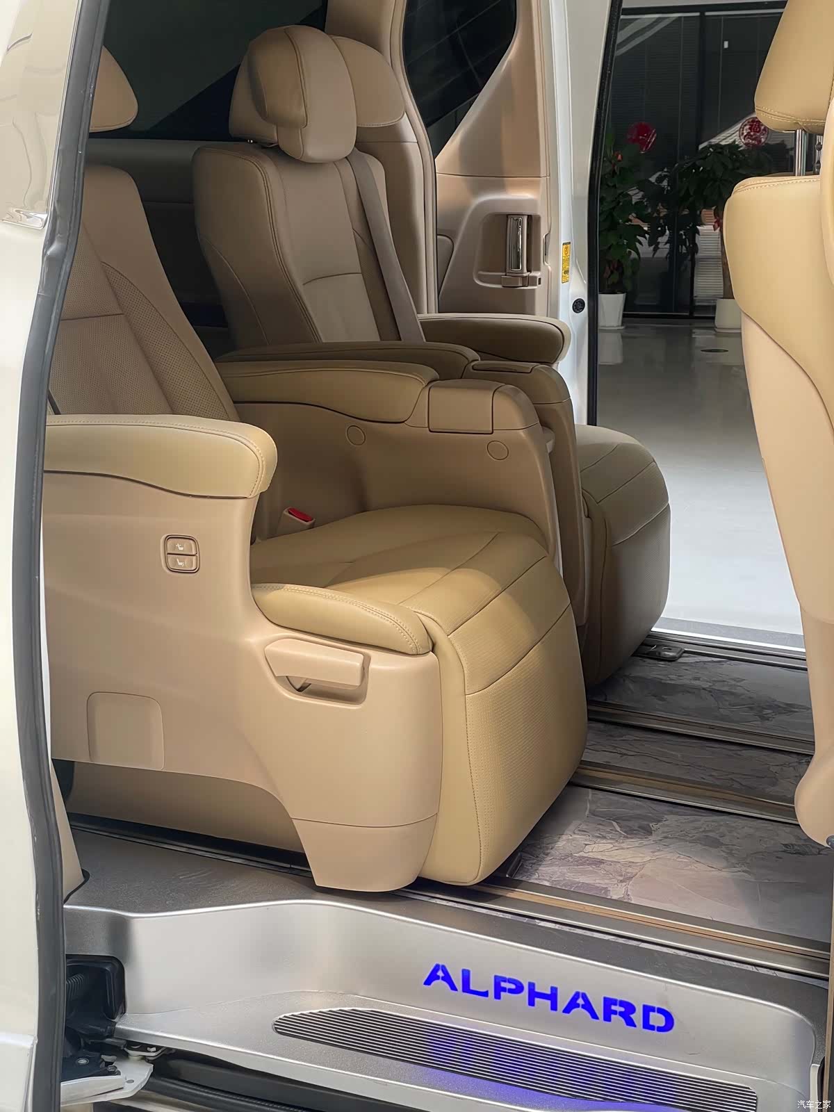 Toyota Alphard, 2011 11
