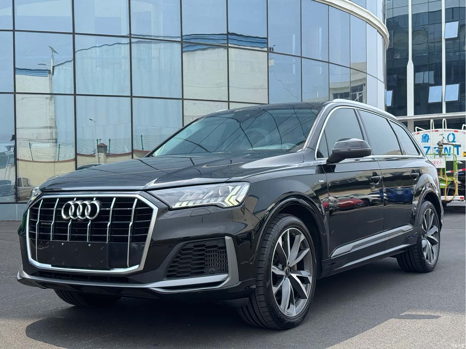 Audi Q7, 2023 1