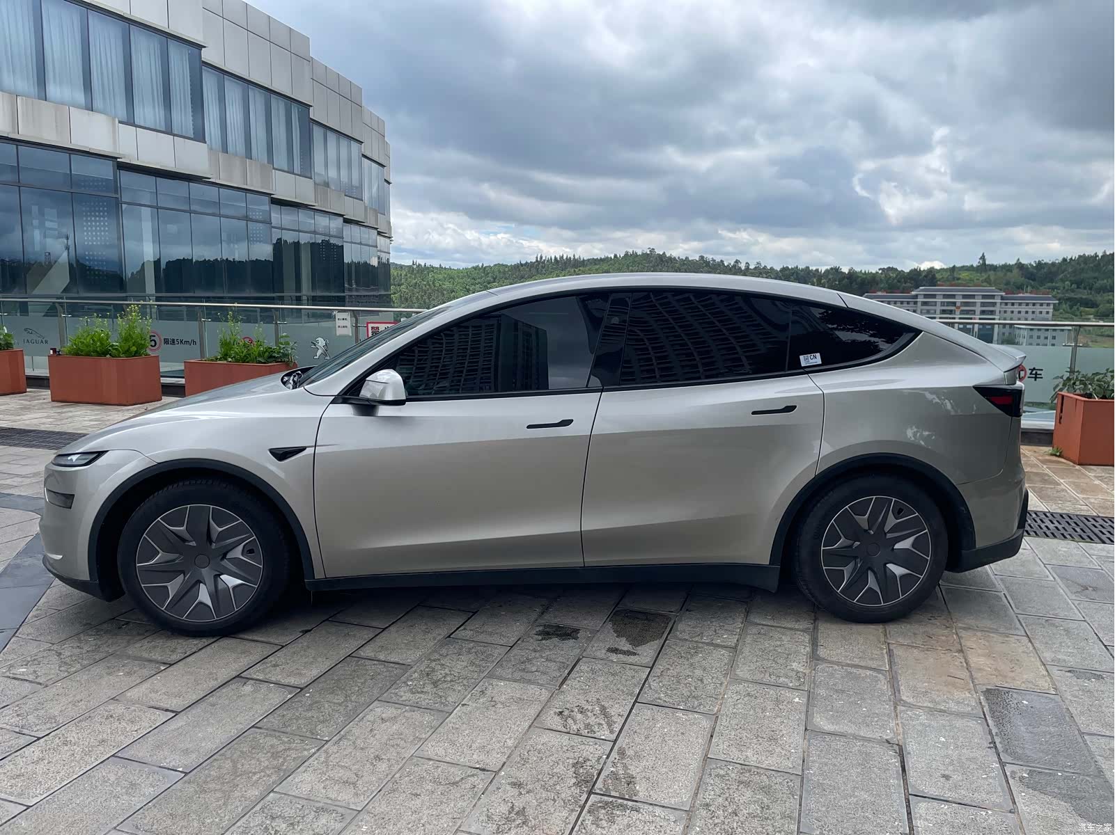 Tesla Model Y, 2025 4