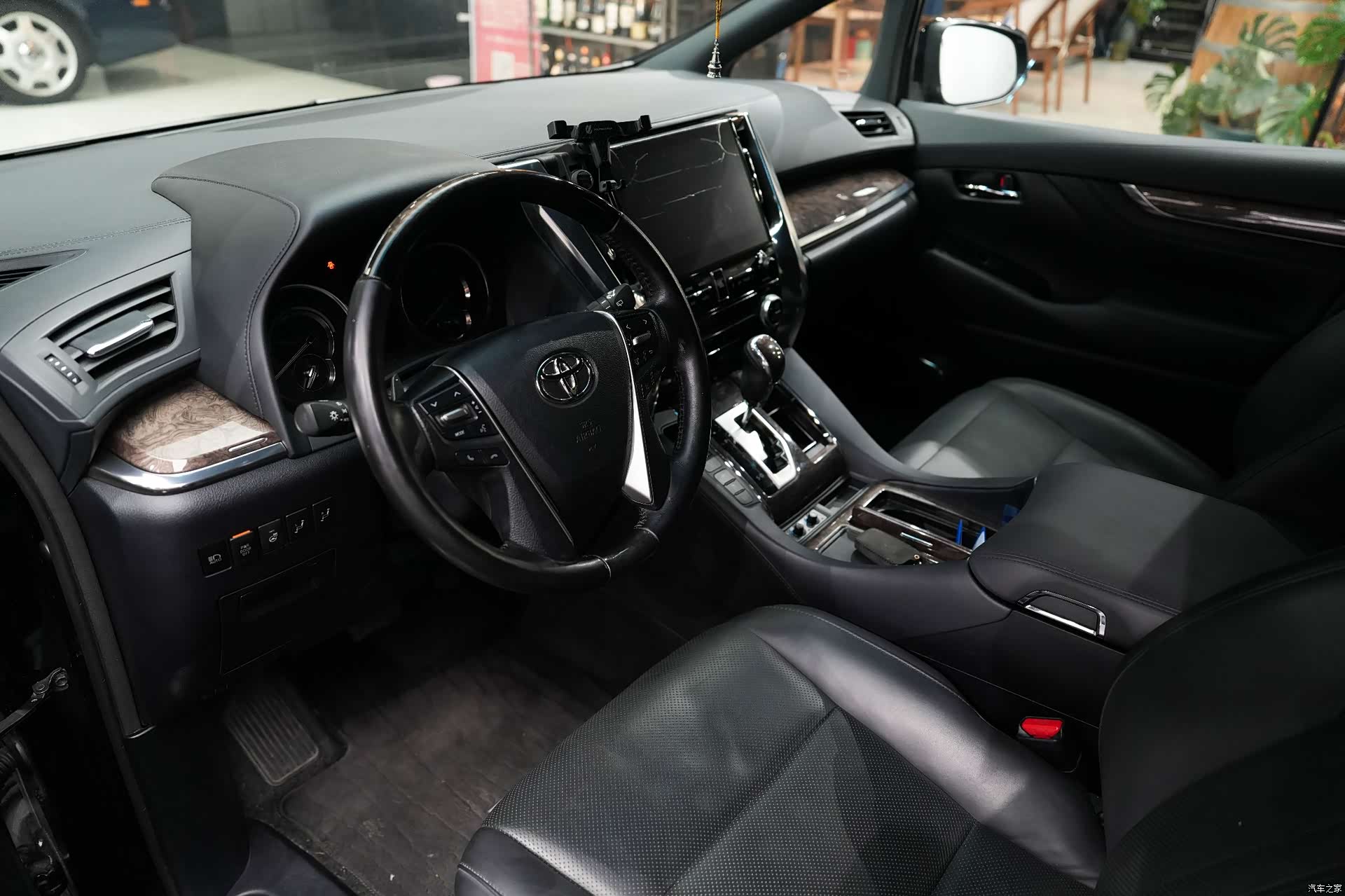 Toyota Alphard, 2022 15