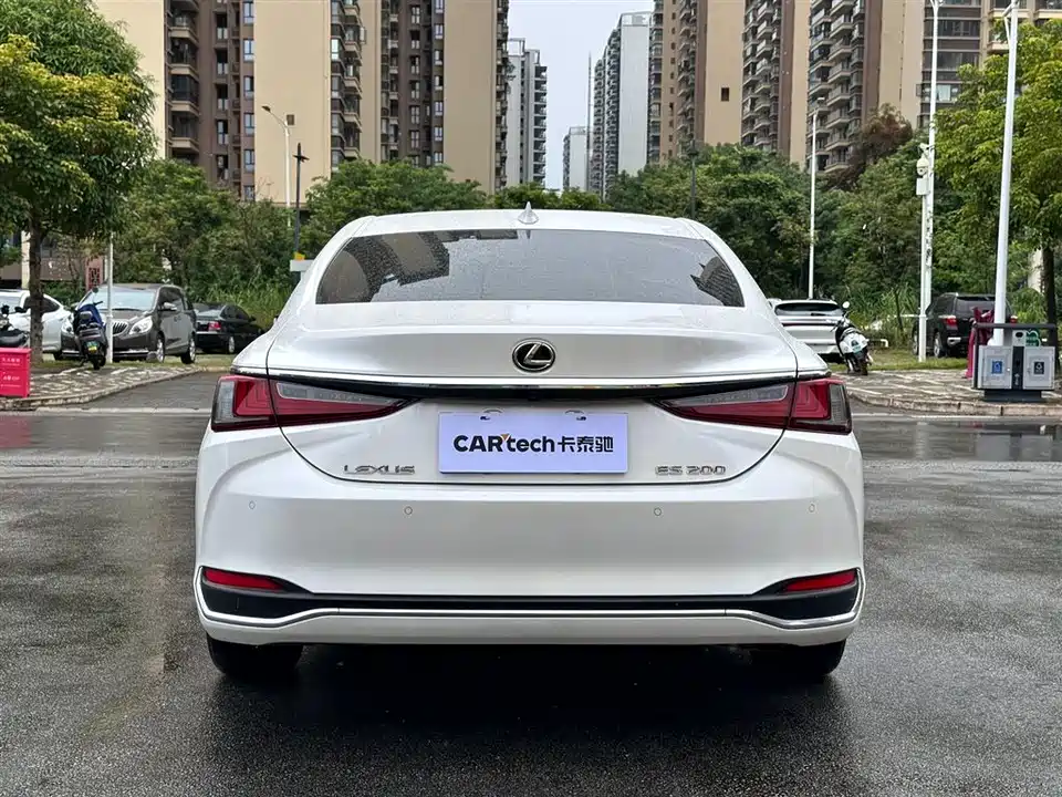 Lexus ES