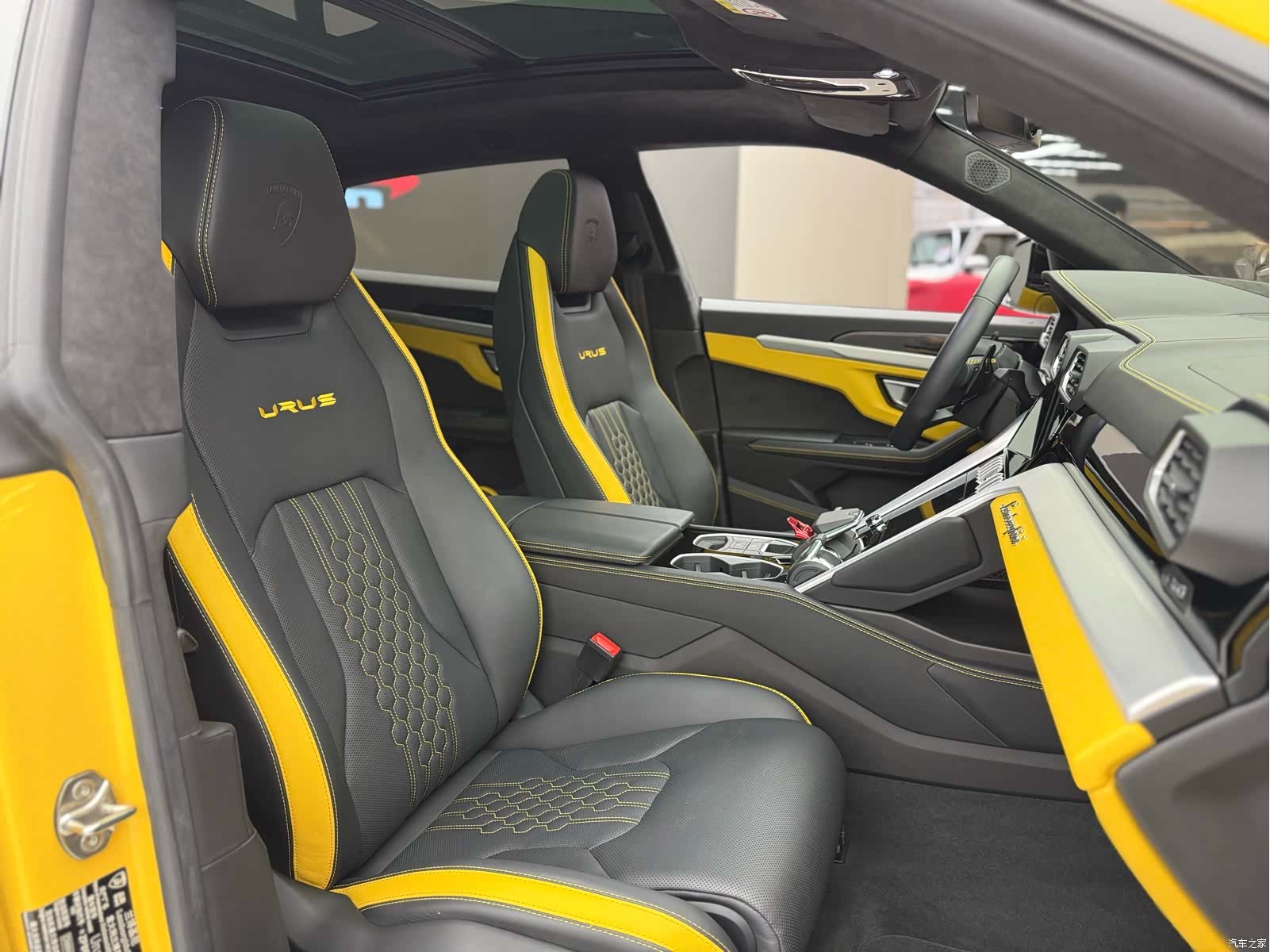 Lamborghini Urus, 2023 16