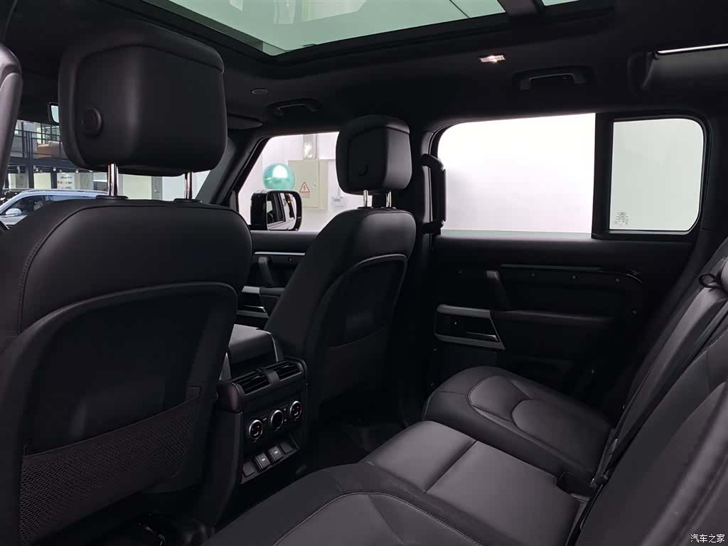 Land Rover Defender, 2023 7