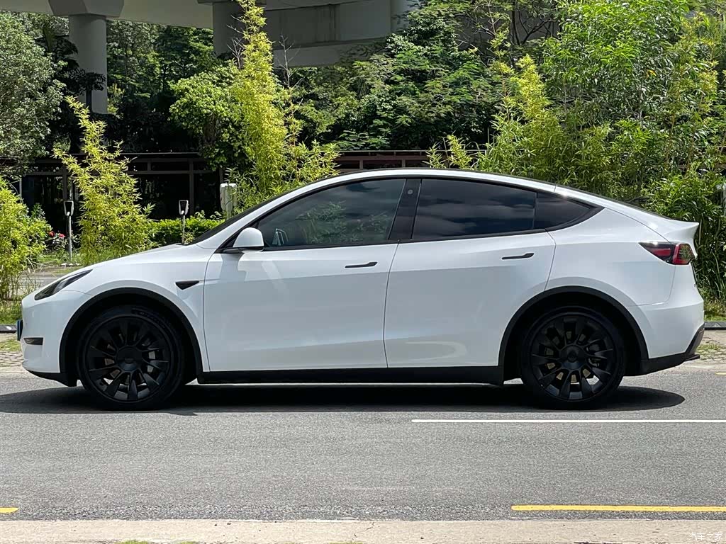Tesla Model Y, 2023 21