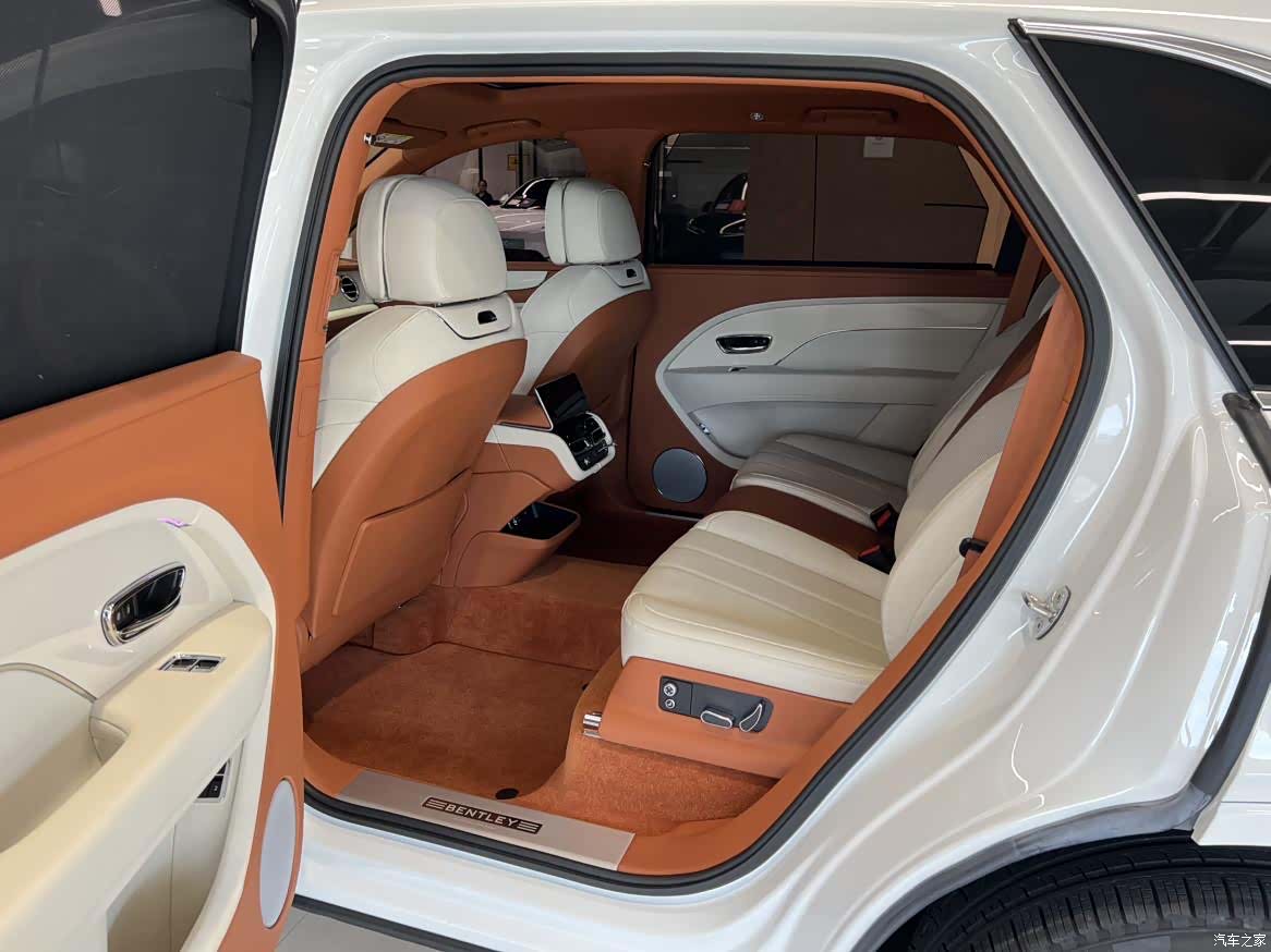 Bentley Bentayga, 2025 11