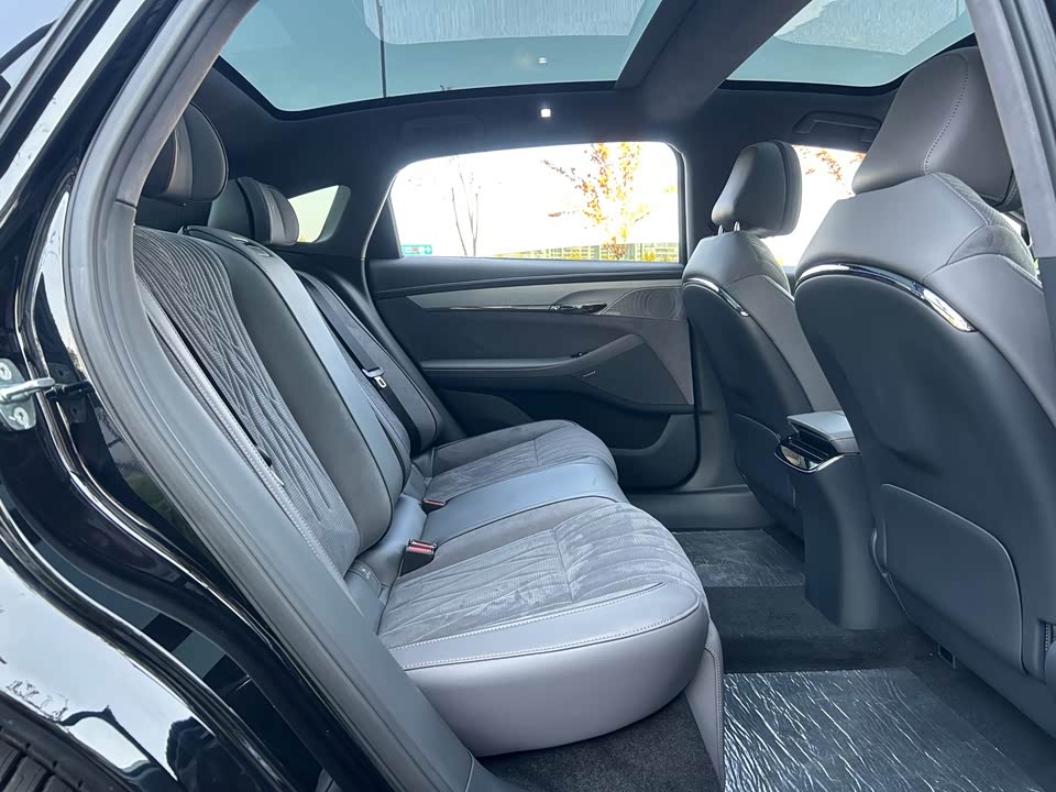 VOYAH Lantu chasing light