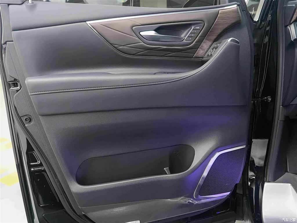 Toyota Vellfire, 2025 9