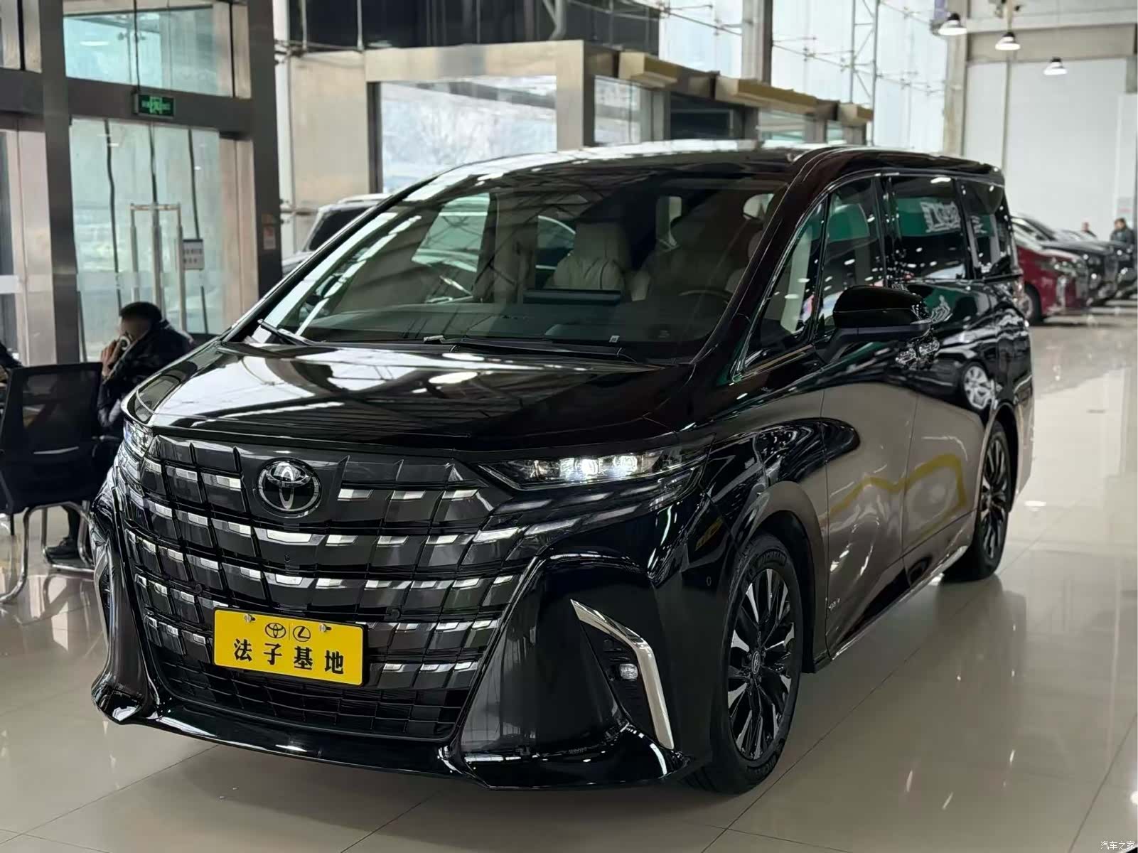 Toyota Alphard, 2024 4