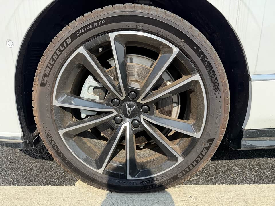 VOYAH Lantu chasing light