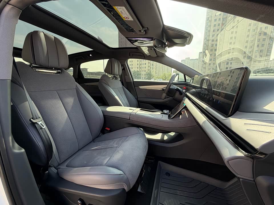 VOYAH Lantu chasing light