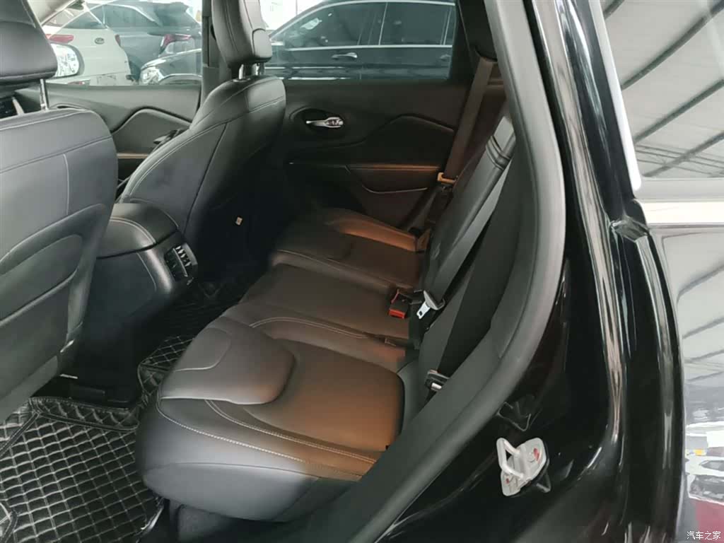 Jeep Cherokee, 2018 17