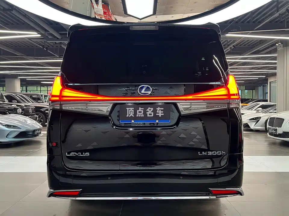 Lexus LM