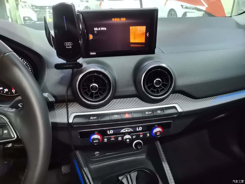 Audi Q2L, 2018 13