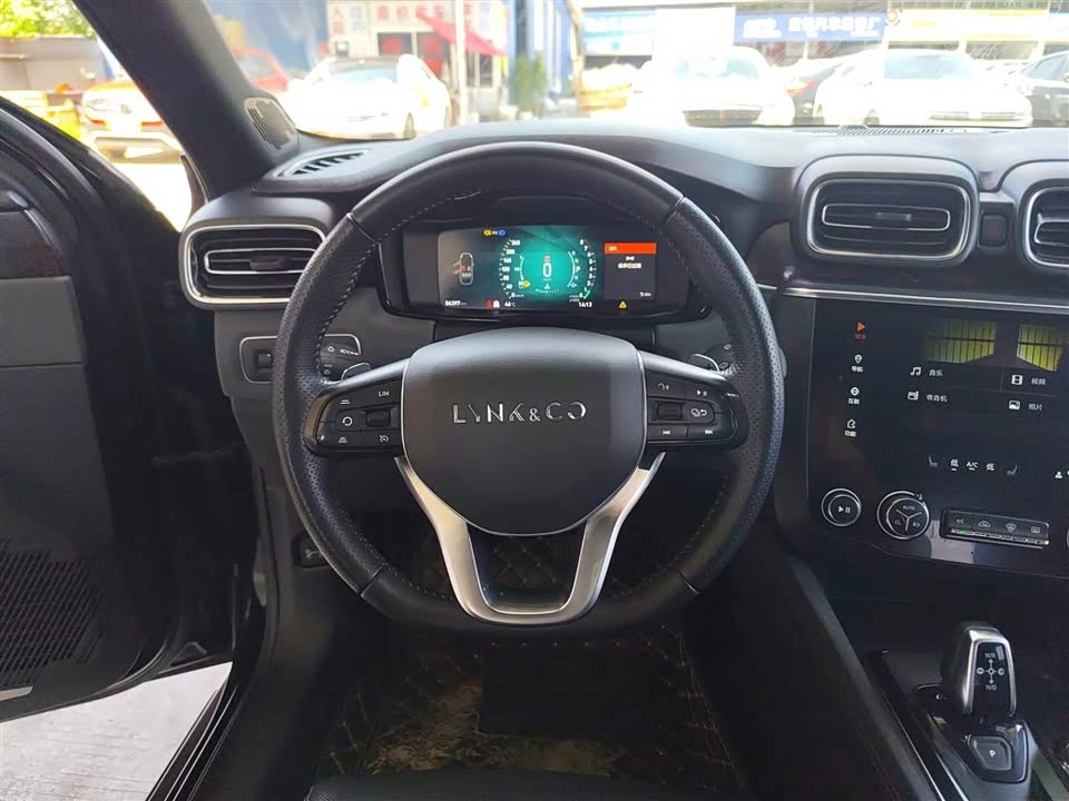 Lynk & Co 03